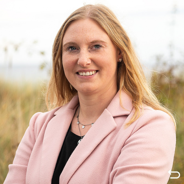 Beeke Anders im rosa Blazer vor den Dünen in Hohwacht
